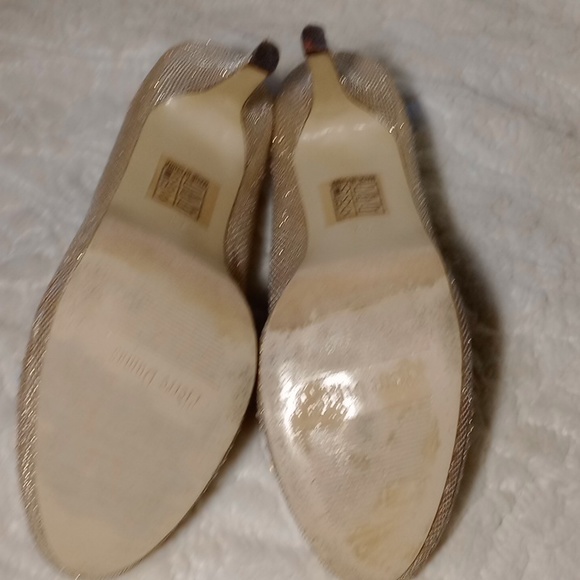 PIERRE DUMAS TANGO GOLD PUMPS, SIZE 8 - Picture 6 of 8